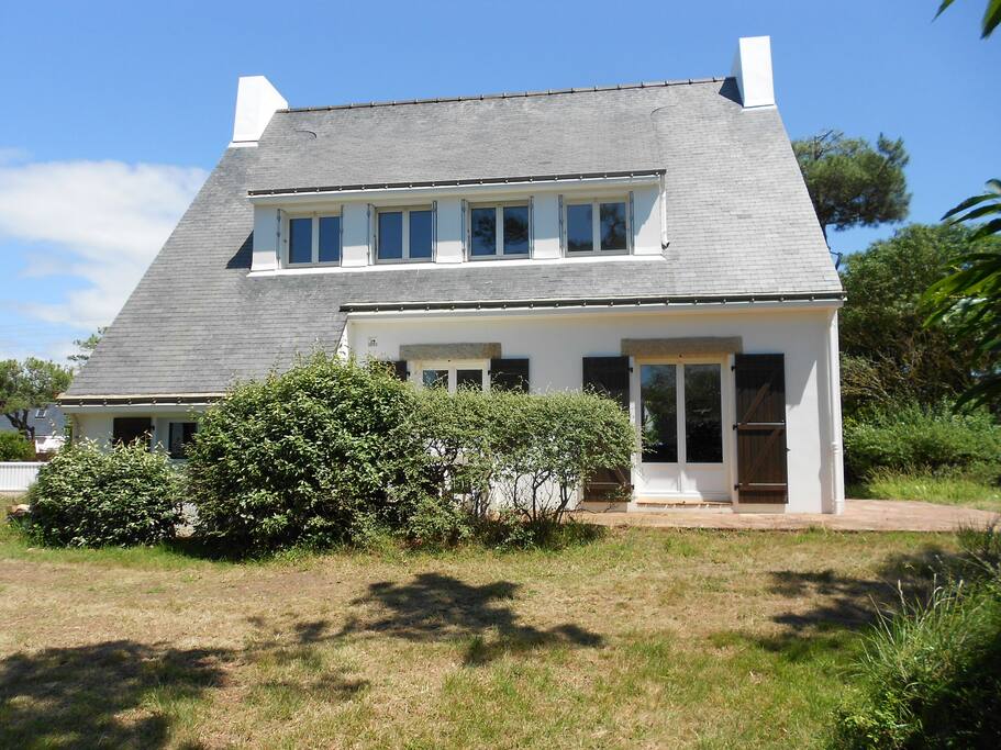 la maison façade côté mer avec la terrasse