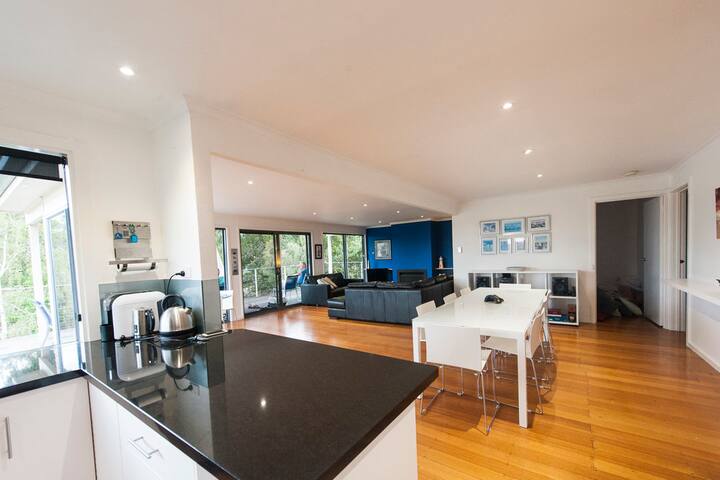 Lorne house- A Beach Retreat with a view gallery image 4