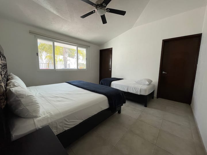 2号卧室配备加大双人床和单人床+全功能卫生间 