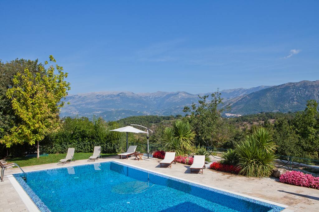 Piscina con sfondo.
