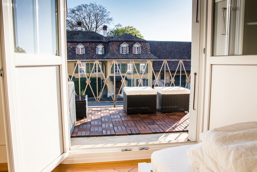 ...mit Zugang zum eigenen Balkon inkl. Lounge.