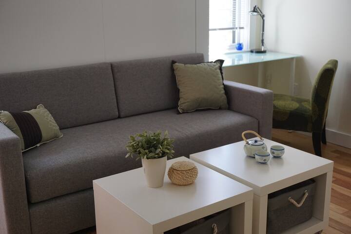 Chumba kikuu cha kulala kimebadilishwa kuwa sebule.