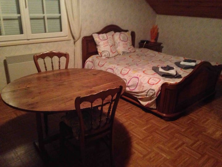 楼上宽敞的卧室，配有双人床和沙发床