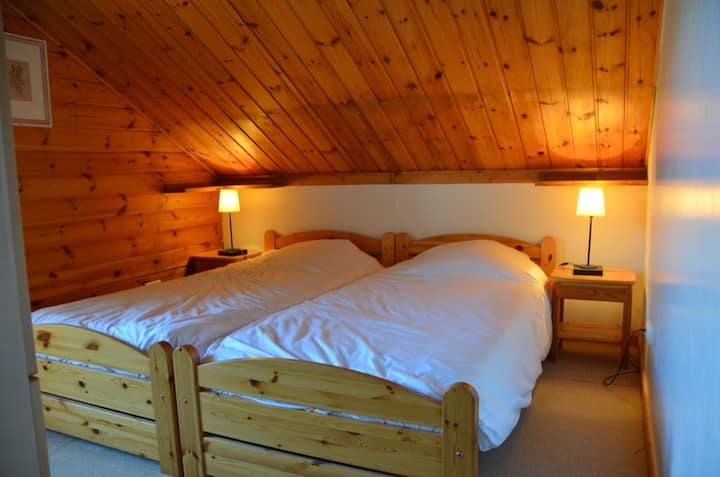 Slaapkamer 3: twee eenpersoonsbedden met kledingkast en balkon. / slaapkamer 3: twee eenpersoonsbedden met kast en balkon. / Slaapkamer 3: twee bedden met kleerkast en balkonnetje.