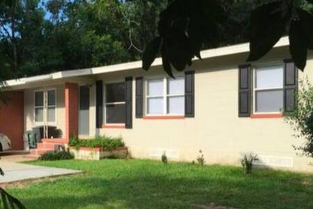 LIPONA MAISON 1  (5-10 min Downtown & 2-5 min FSU)