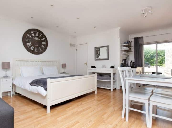 Self contained apartment with free parking Flats for Rent in Corsham , Wiltshire, United