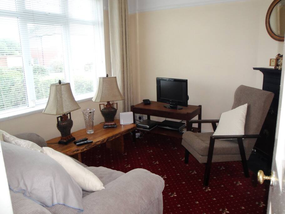 Sitting room with cable TV