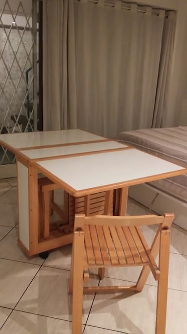 Foldout dining table & 4 b.i. chairs