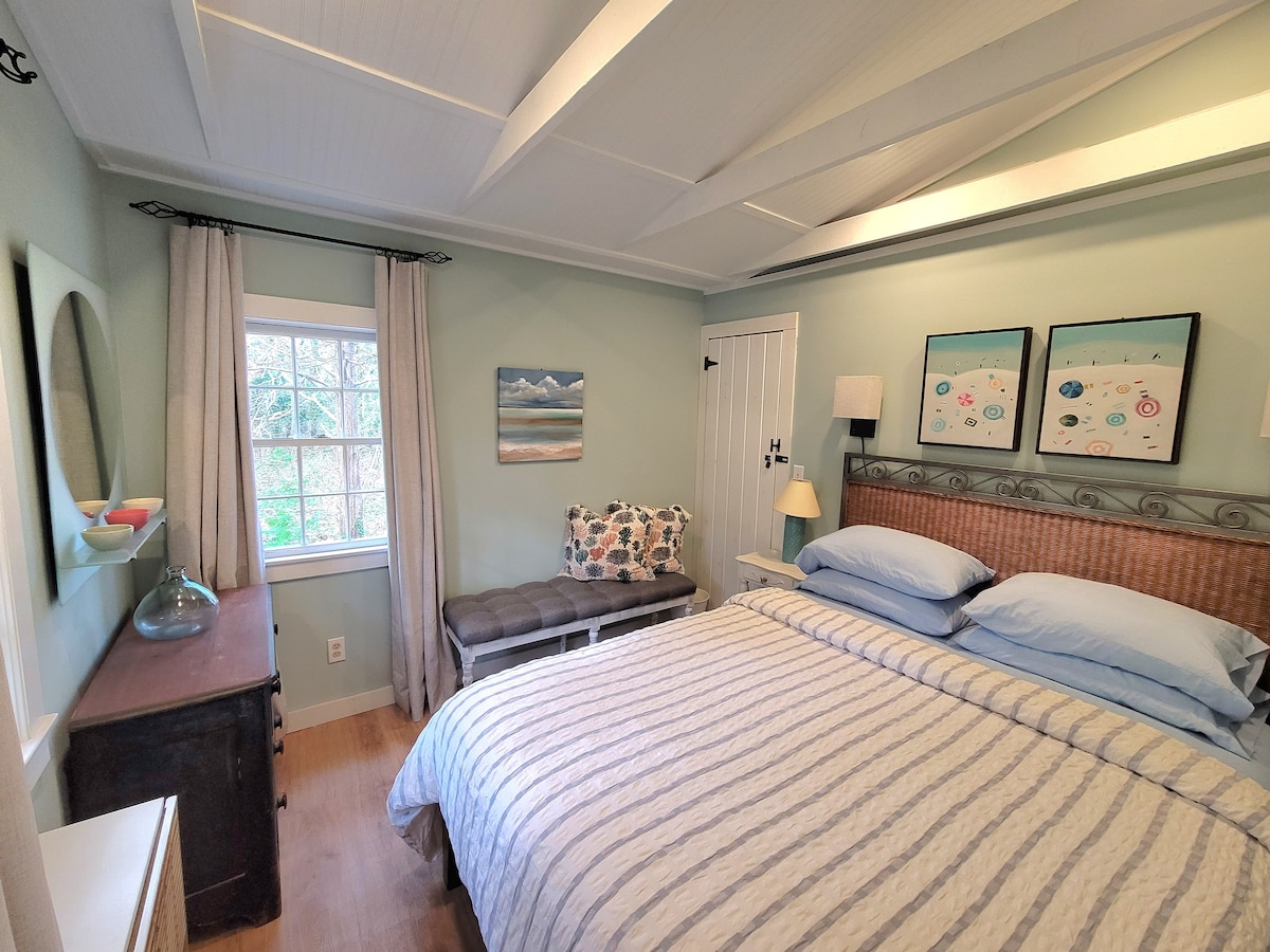 1st floor bedroom with a very comfortable queen bed and pillows, and 100% soft cotton linens.