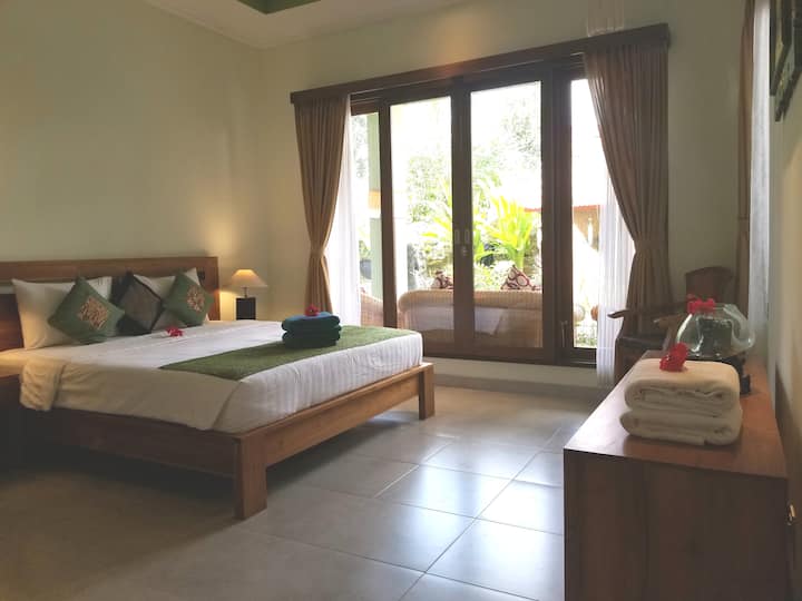 חדר שינה עם נוף לאזור הבריכה