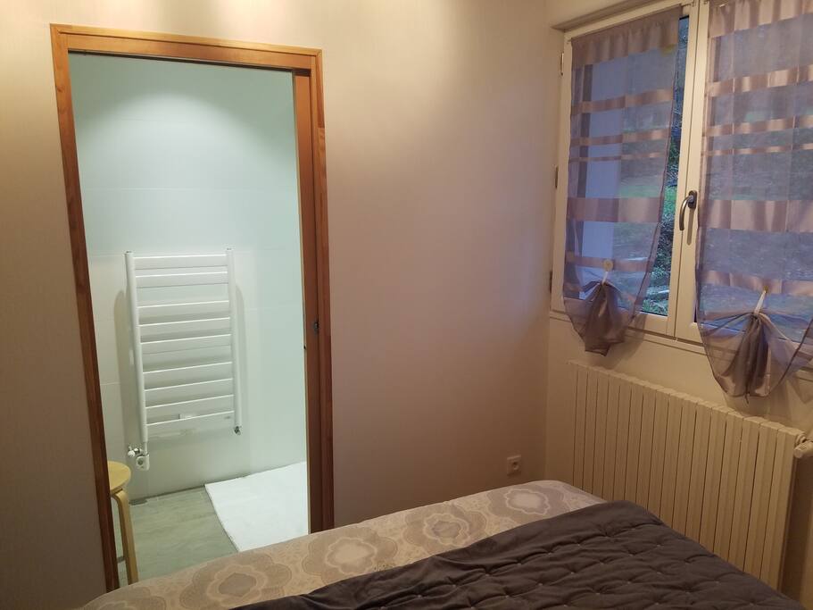 Chambre 1
Lit 2 places avec salle d'eau RDC.