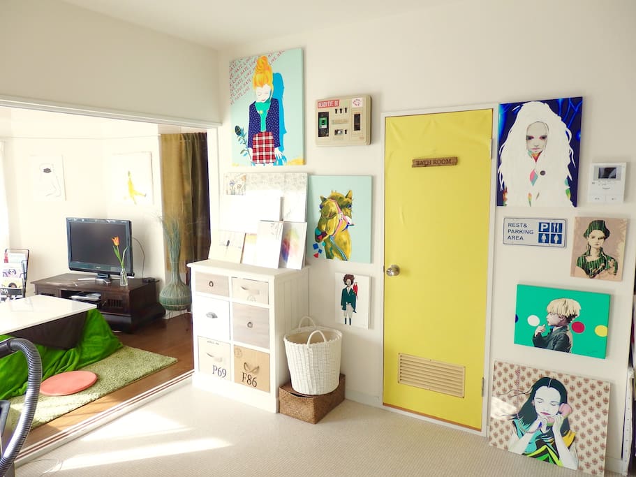 アートに囲まれた部屋