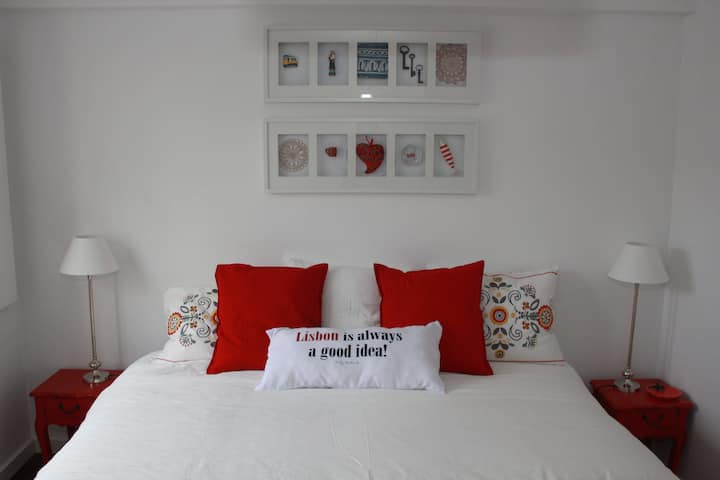 Jedna spálňa s pohodlnou manželskou posteľou King a šatníkom.