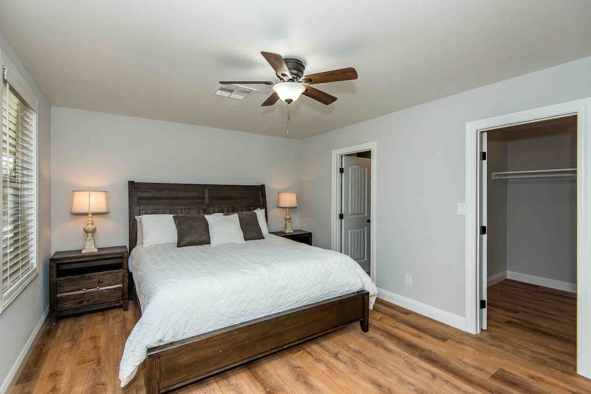 ¡Dormitorio principal del nivel principal con cama tamaño king, vestidor y tocador principal doble en suite!