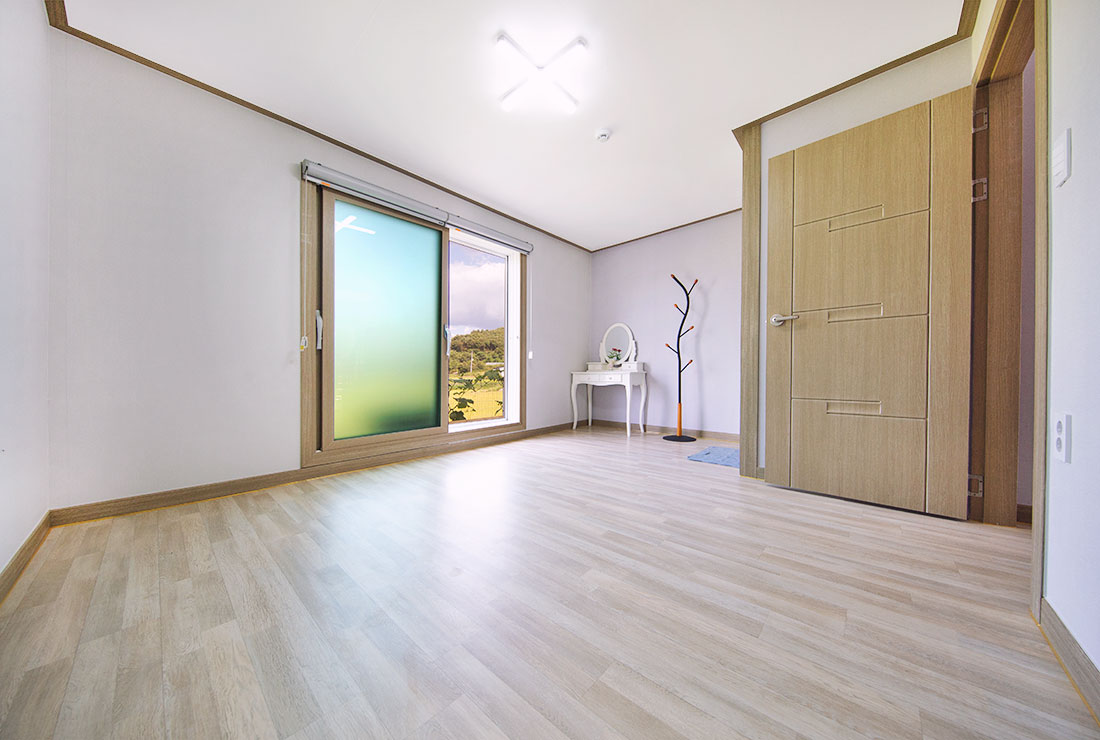 Esta es una habitación grande. Tiene una pequeña ducha adjunta:) Acabo de conseguir una acogedora cama doble en esta habitación:)