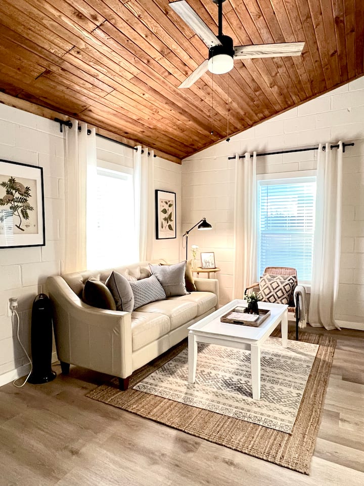 The Twin Gables / Peaceful Cottage-feel 2 Bedroom - Waco, TX