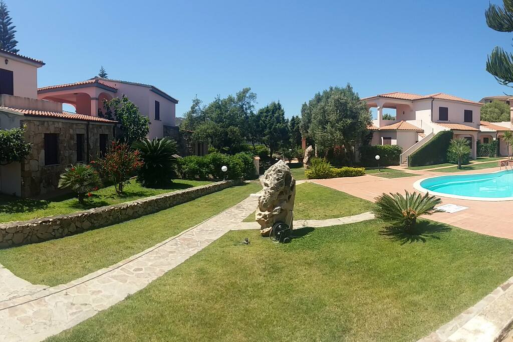 Vista su giardino e piscina condominiale.