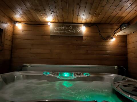 Large studio - Jacuzzi - Terrace - A/C - Parking