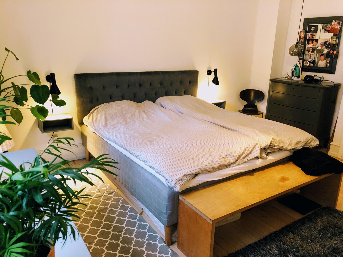 ห้องนอนหลัก (เตียงคู่ขนาดคิงไซส์)