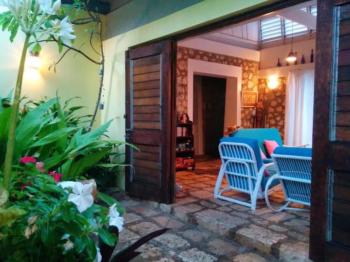 Lyric Villa Fully Staffed Ocean Front W/pool - Jamaica