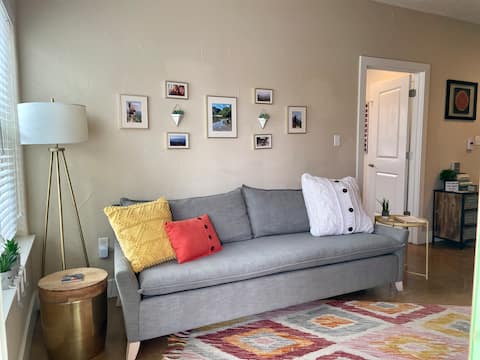 Top Airbnb: Perfectly Located Eastside Condo-Entire 2Bed/2Bath in Chestnut