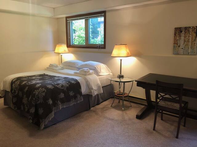 Private Queen Suite with TV & Lounge