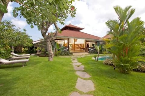 5 bedrooms Seminyak Oberoi Beach. Fast internet.