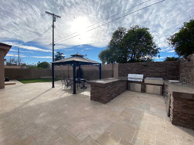 WOW! Stunning 3 Bedroom Modern Home In Lake Balboa gallery image 2