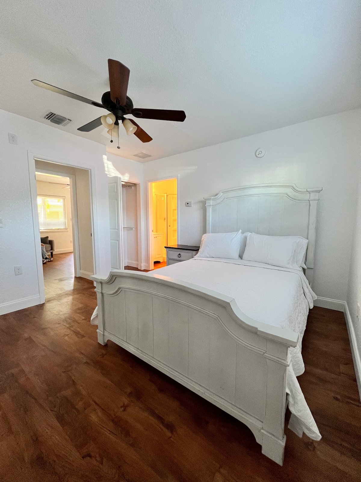 מזרן פרימיום וסדינים.