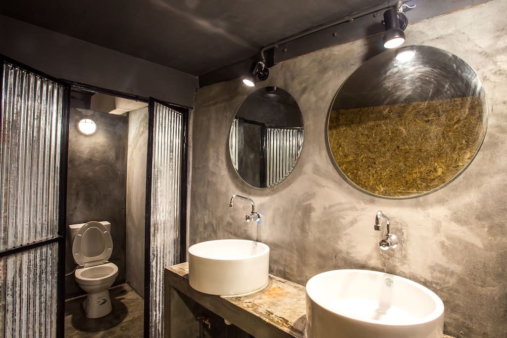 1 shower & 2 toilets in the room.