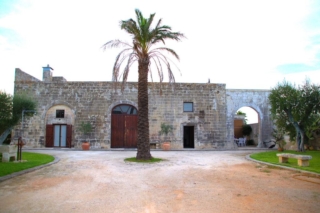 Facciata frontale Masseria Montanari ! A destra appartamento Campana