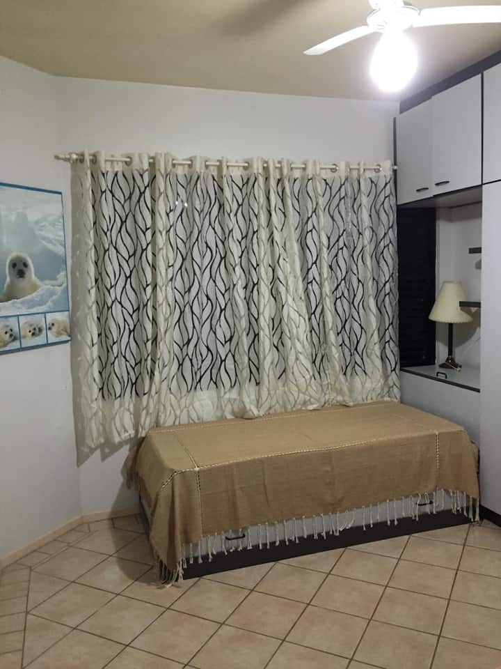 Ოთახი 1 2 ერთადგილიანი საწოლით