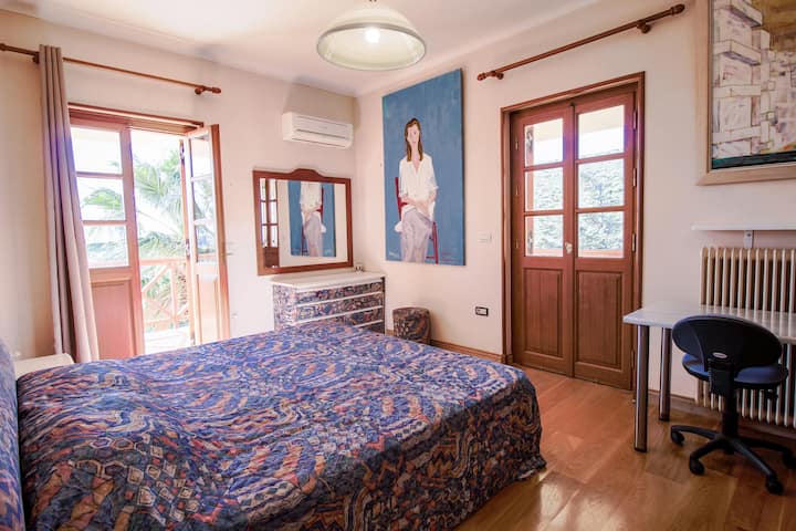 Соба за родители. Брачен кревет (широк 180-220 см). Простор на биро. Пристап до балкон со поглед.