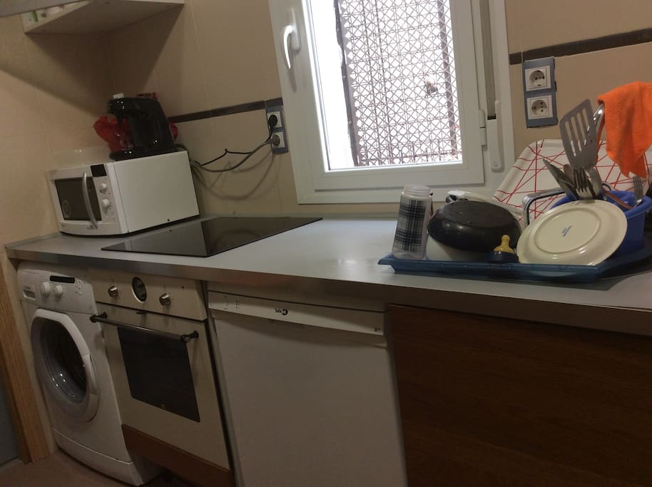 Cocina con lavavajillas y lavadora