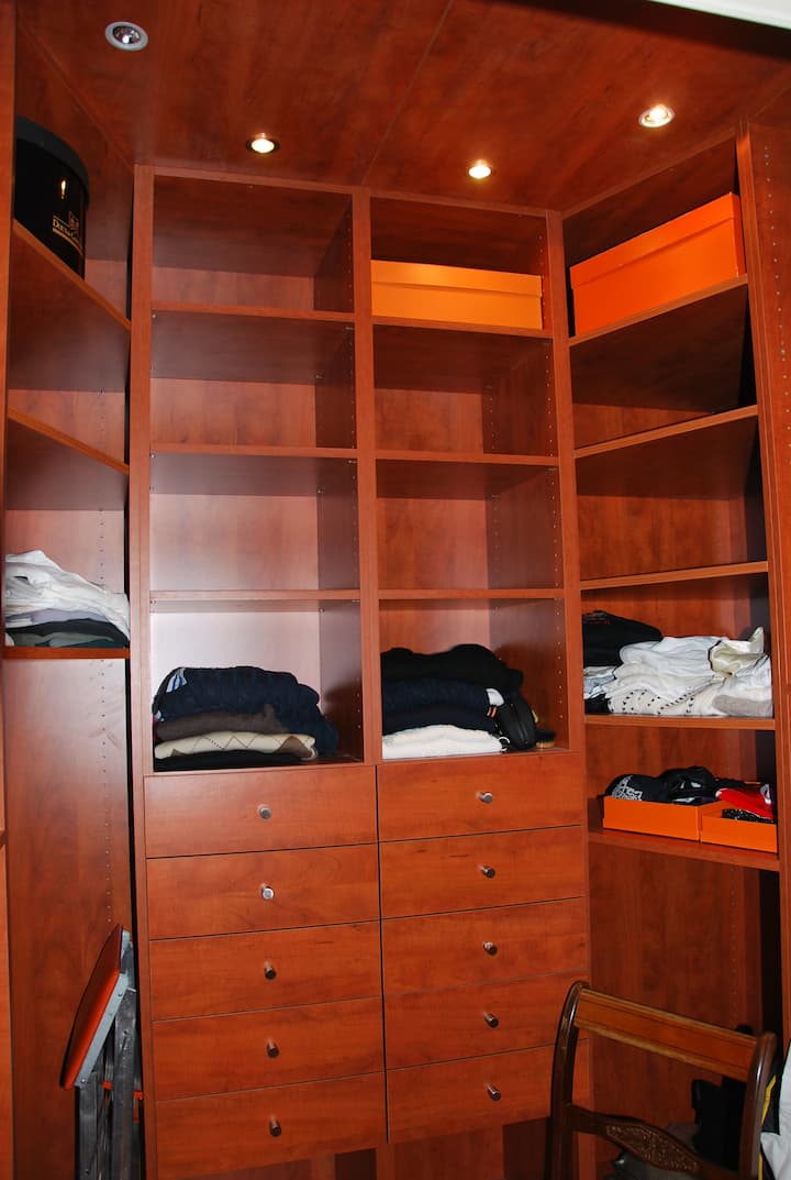 Chumba kikubwa cha kupumzikia kilichotupwa katika chumba kikuu