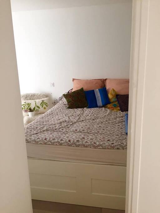 The bedroom 190x200 bed