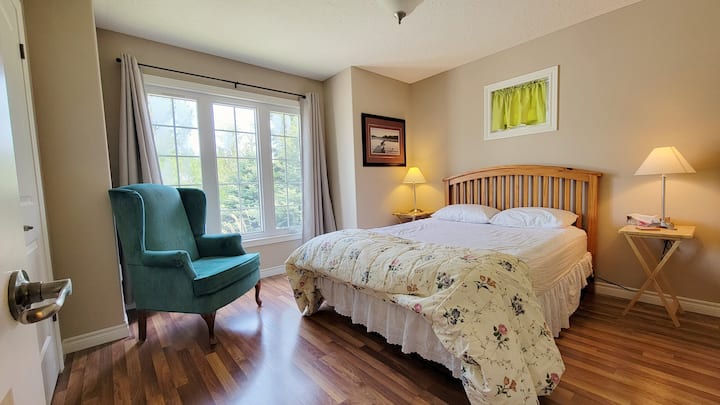 Camera da letto al piano principale con letto queen-size, accanto al bagno principale