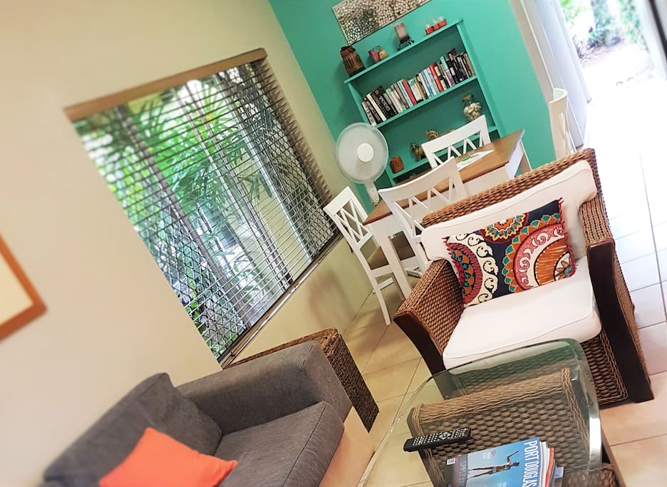 Open plan living/dining.