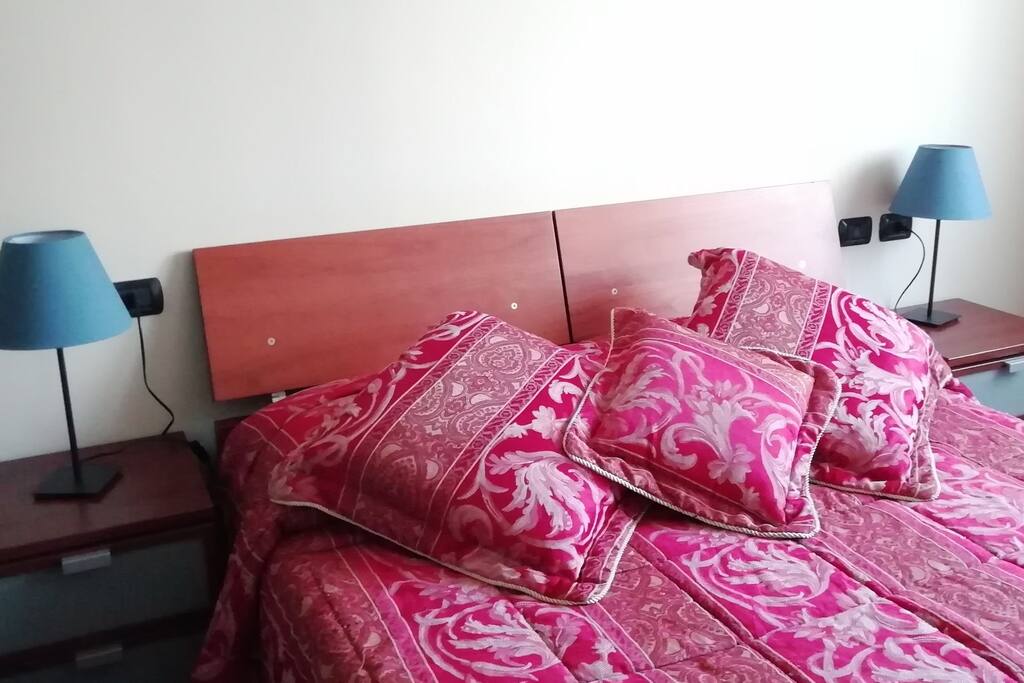Letto matrimoniale con doghe in legno