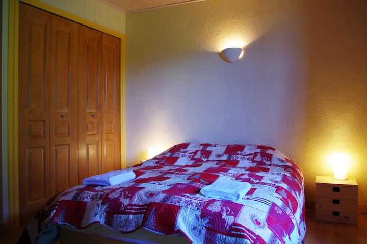 غرفة نوم مع شرفة