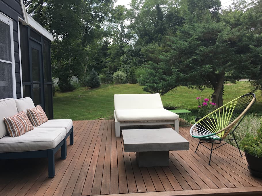 Front deck with plenty of space for lounging.