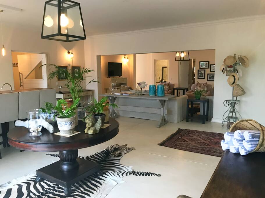 Entrance hall leading onto pool deck