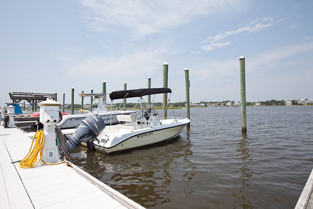 Bring your boat, a boatslip is waiting for you.