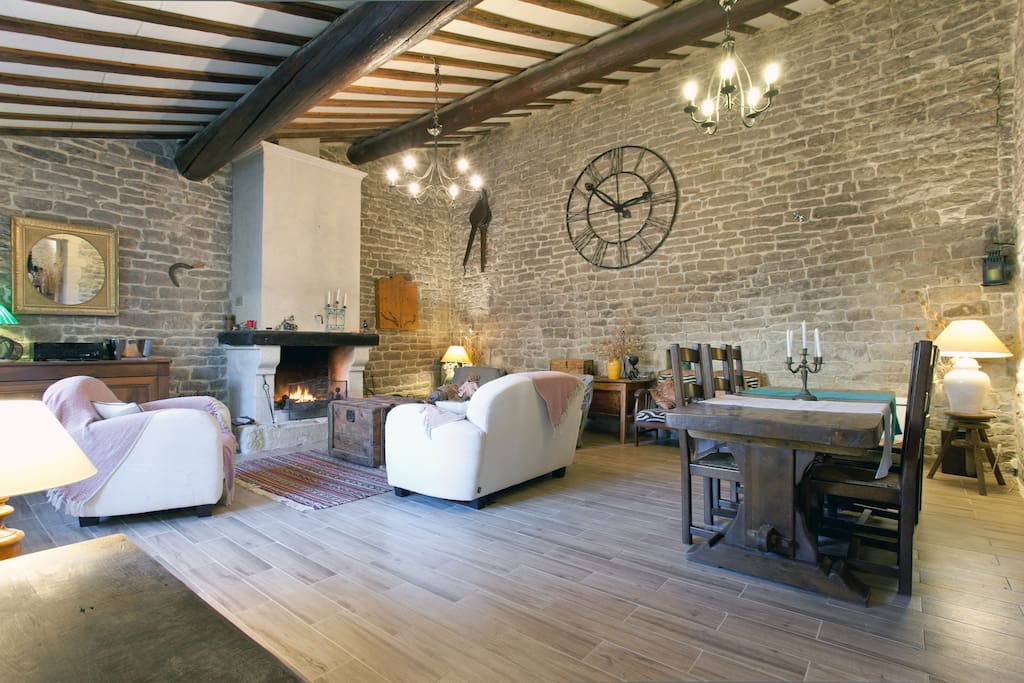 Grande Salle à manger très agréable, avec cheminée, table de ferme, canapés