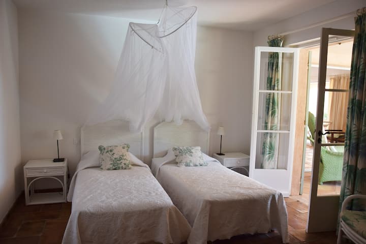 Chambre 1 RDC avec 2 lits simples, 1 salle de douche ensuite, donnant sur le jardin et la piscine
