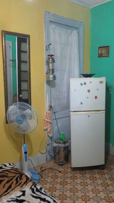 Refigerador en el cuarto.