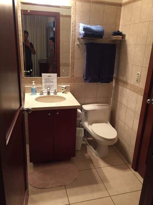 Full bathroom with great hot water.