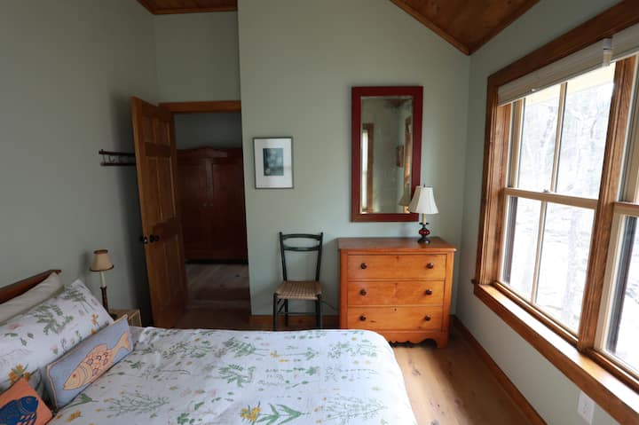 Chumba cha Wageni cha Kwanza kiko upande wa kijito na kina kitanda cha watu wawili.  