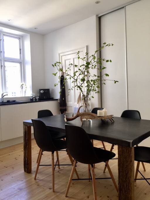 Lyst og hyggeligt køkken med spisebord