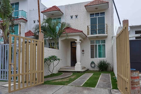 House 2 in the city and close to tourist attractions